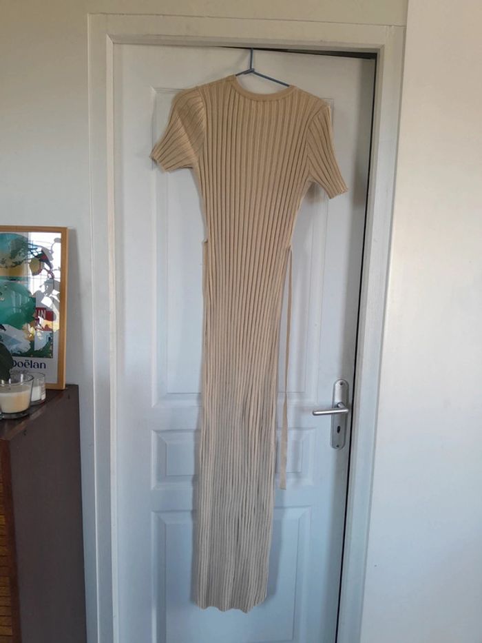 Jolie robe moulante fine longue effet légèrement évasée dans le bas - photo numéro 3