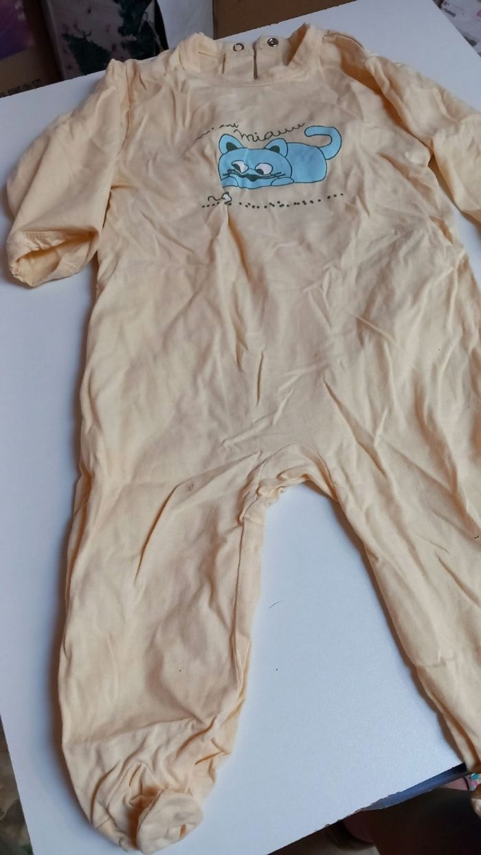 Pyjama fin. 12 mois.