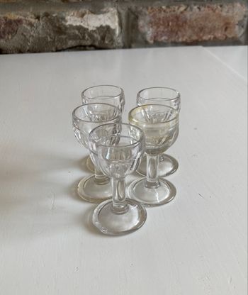 5 verres à liqueur