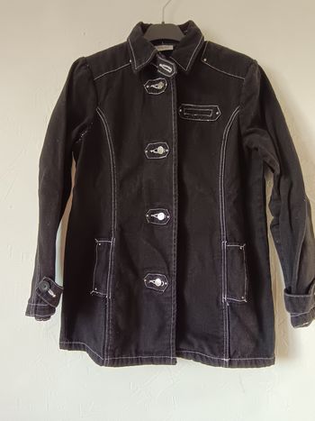 Veste en jean noire.