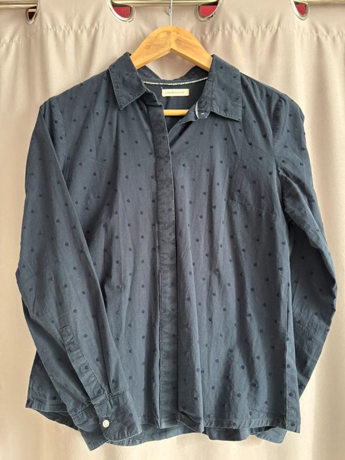 Chemise bleue marine à pois, cache-cache