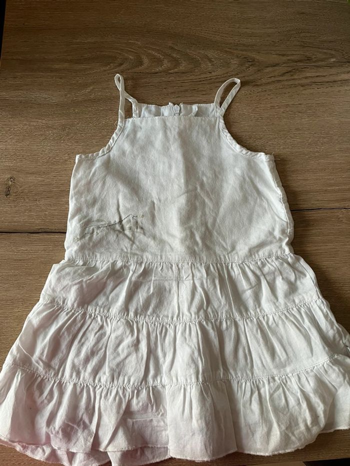 Robe blanche à fine bretelles