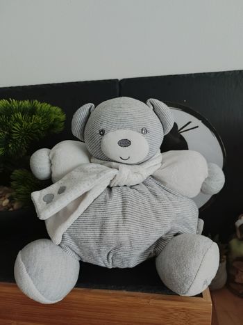 Doudou patapouf ours kaloo Zen poisson rayé gris blanc boule peluche écharpe