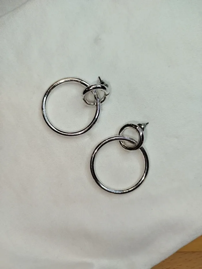 Boucle d'oreille Femme argenté - Deux anneaux épais - puces - photo numéro 2