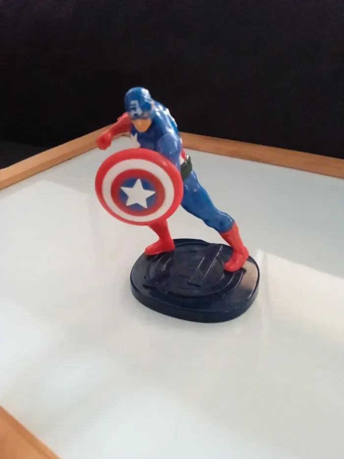 Figurine Captain America sur socle marque Marvel - photo numéro 2