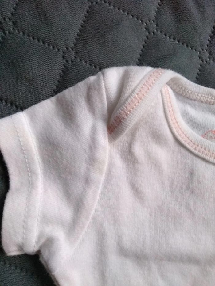 Lot de 4 bodies (1 sergent major, 1dpam et 2 sans marques) et 1 barboteuse (tex) taille 3 mois - photo numéro 4