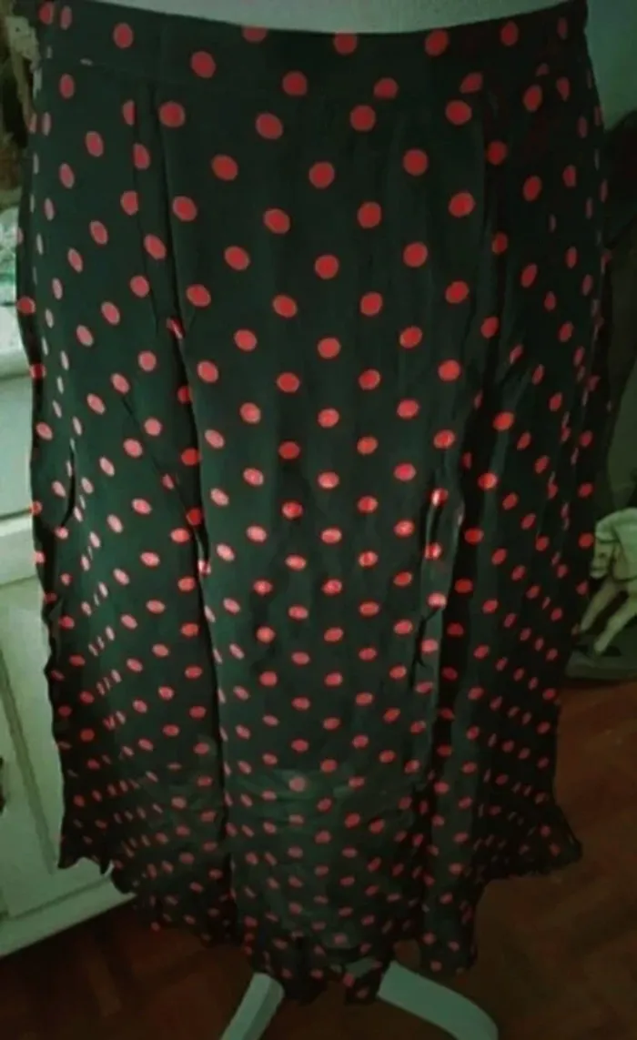 Jolie jupe volantée fluide noire/ rouge Fashion Express Taille 40/42 Neuve - photo numéro 2
