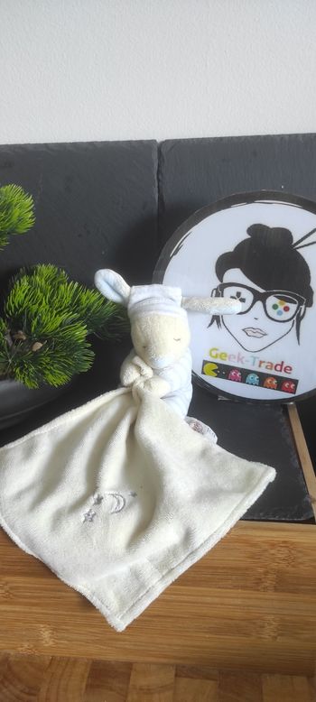 doudou mouchoir lapin pedro beige blanc écru rayé bleu bonnet lune étoile Crème