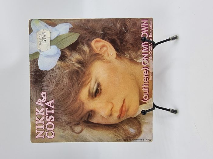 Vinyle 45 tours Nikka Costa (Out Here) On My Own avec fourreau