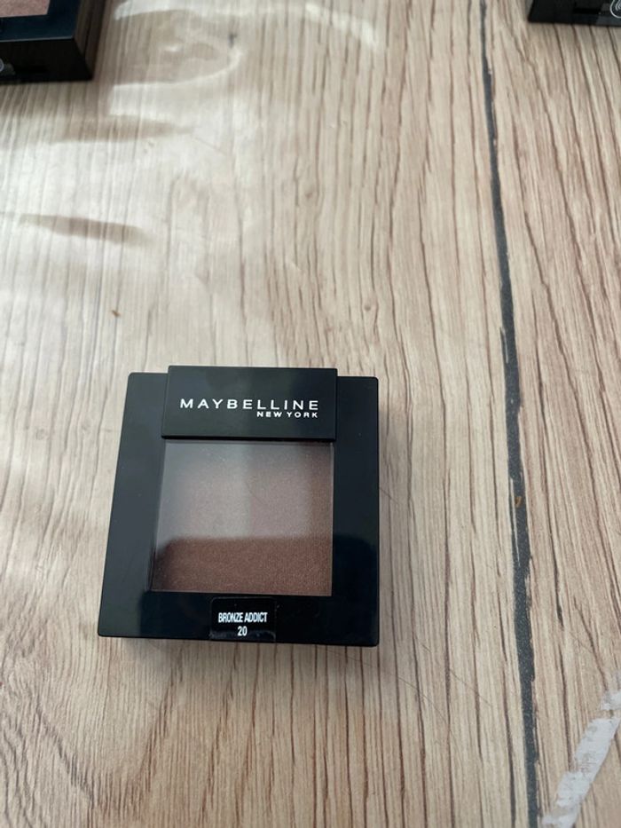 Lot de trois fardes à paupières et un crayon à sourcils. - photo numéro 8