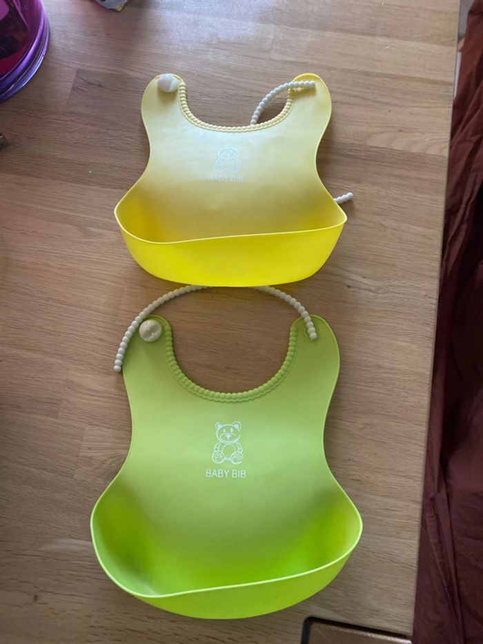 Lot 2 bavoirs en plastique