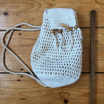Sac en crochet bohème porté épaule