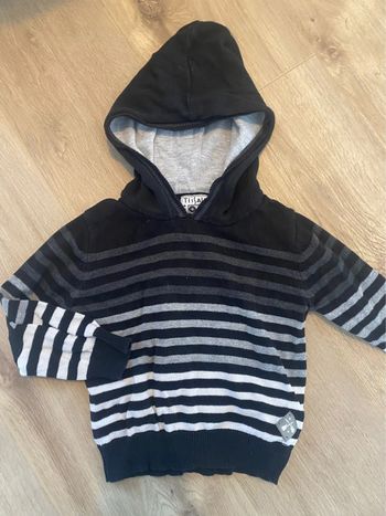 Pull rayé à capuche