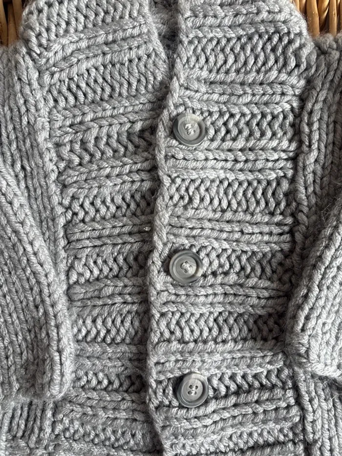 Gilet en laine fais main 12mois en très bon état - photo numéro 2