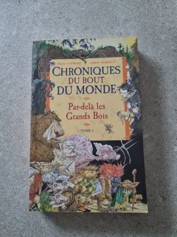 Chroniques du bout du monde, Tome 1: Par-delà les Grands Bois