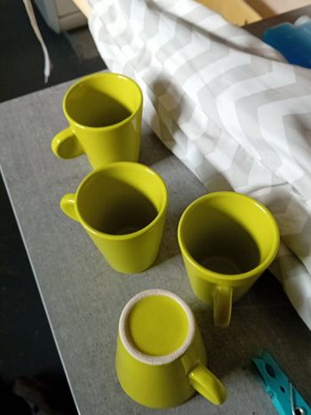 4 petites tasses.