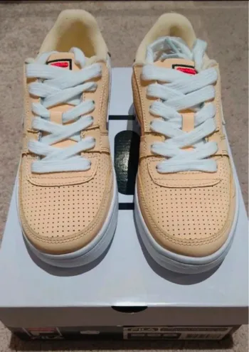 Sublimes baskets ou sneakers femme de marque Fila pointure 38