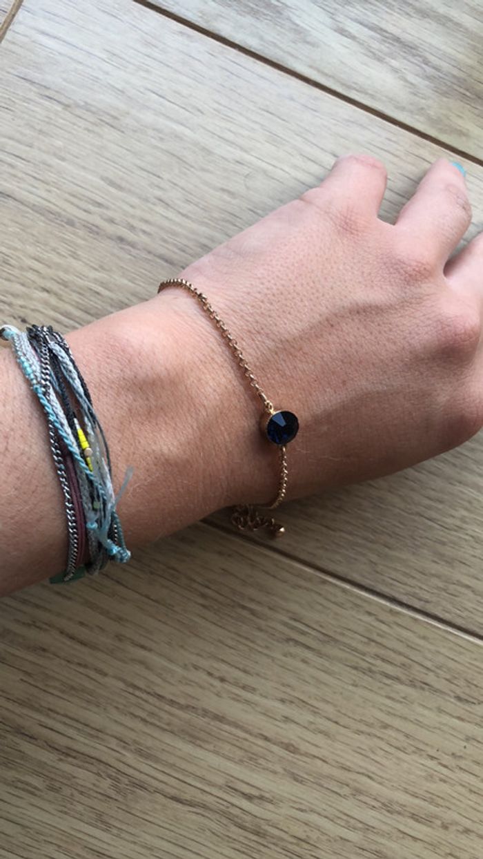 Bracelet fantaisie doré et pierre bleue - photo numéro 2