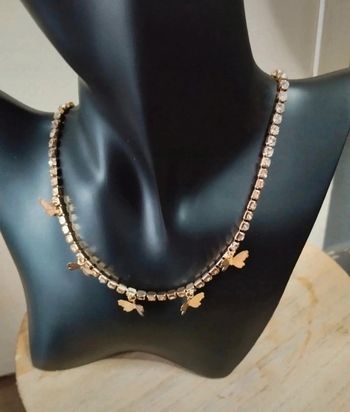 Collier Fantaisie avec strass et breloque papillon