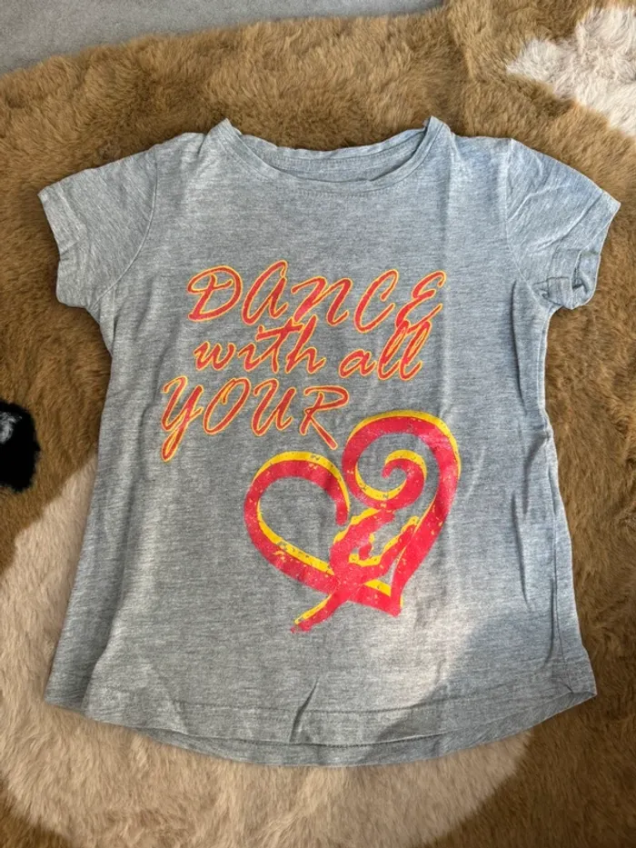 T shirt taille 4 ans très bon état fille