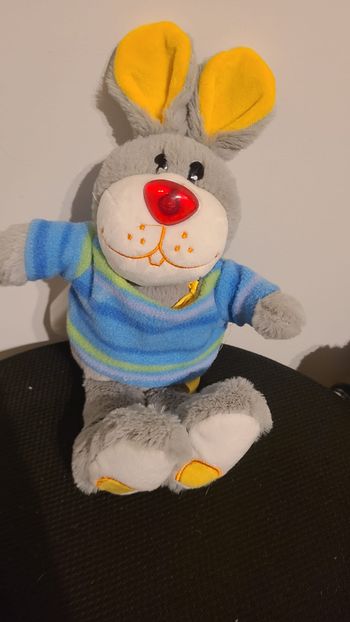Doudou peluche sonore lapin gris bleu jaune vert WINDEL GMBH