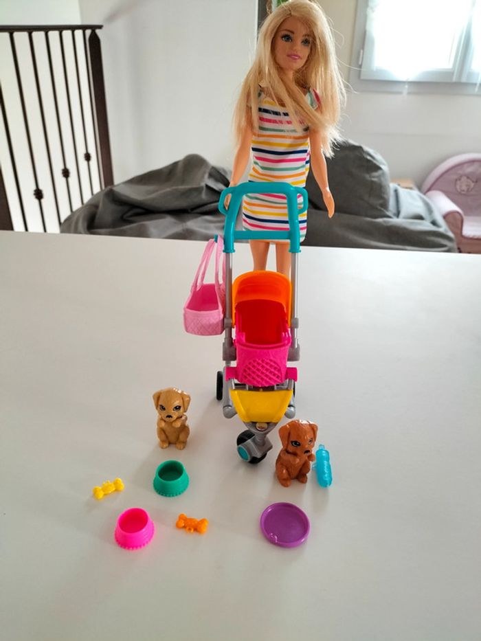 Poupée Barbie avec ses chiots