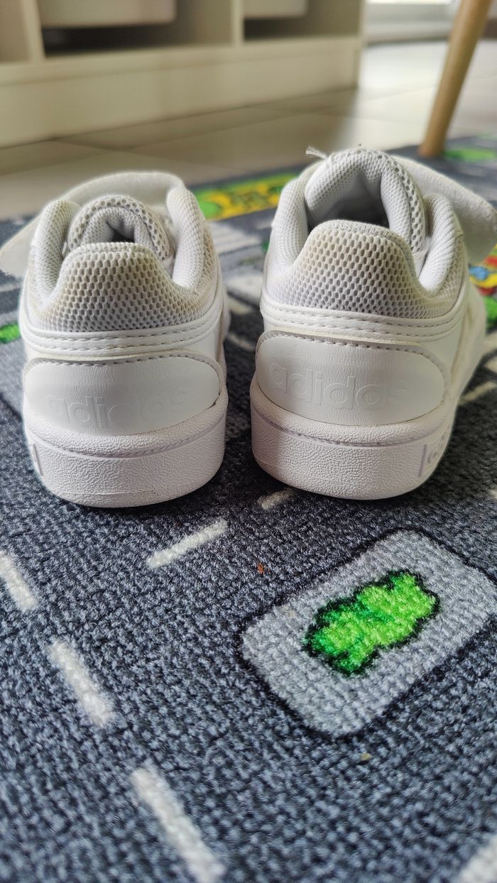 Basket Adidas taille 22 - photo numéro 2