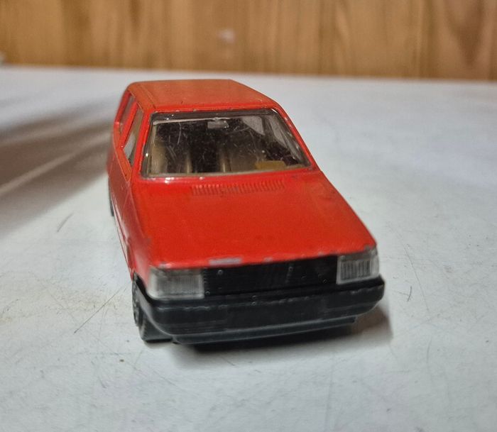 Voiture miniature bburago 4119 fiat uno rouge 1/43 - photo numéro 2
