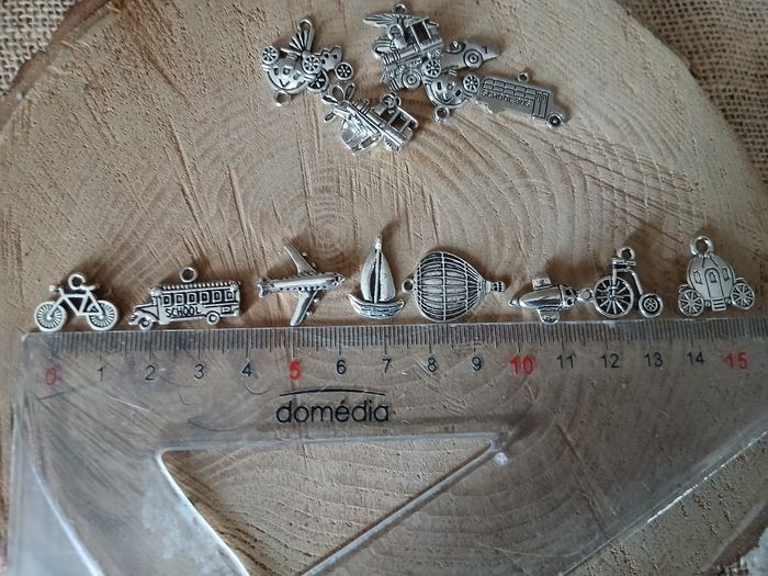 Lot de 17 breloques pendentifs véhicules avion voiture montgolfière - photo numéro 6