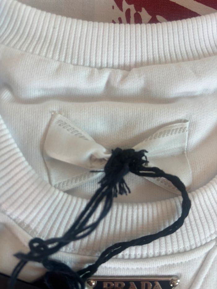 Sweat Prada blanc logo triangle en métal en dessous du col - photo numéro 4