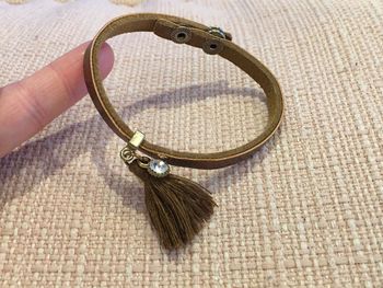 Bracelet femme réglable simili cuir marron avec poupon et strass Adopt