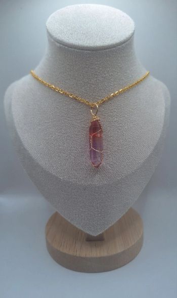 Collier pierre entourée de fil de fer