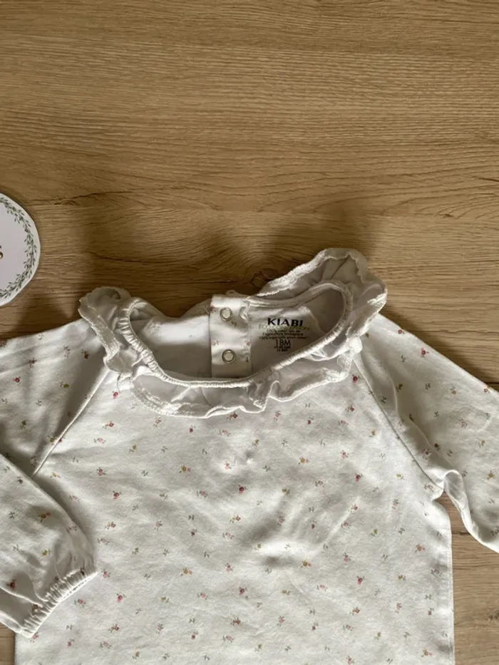 Sous pull blanc col fleur manche longue tissu fleuri bébé fille 18 mois Kiabi - photo numéro 3