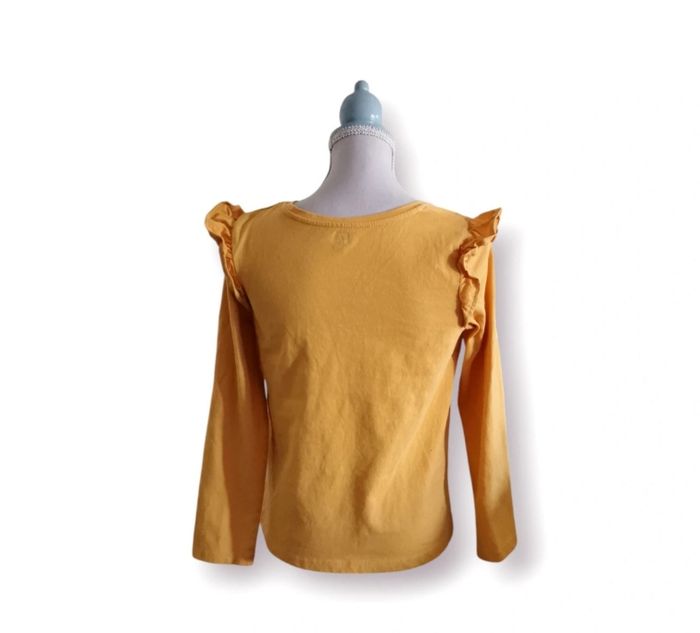 T shirt manches longues moutarde froufrous épaules C&A taille 10 ans - photo numéro 2