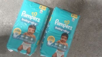 2 paquets de couches pampers taille 2
