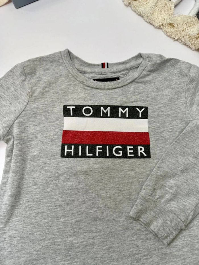 T-shirt Tommy Hilfiger garçon 92 cm gris très bon état - photo numéro 2
