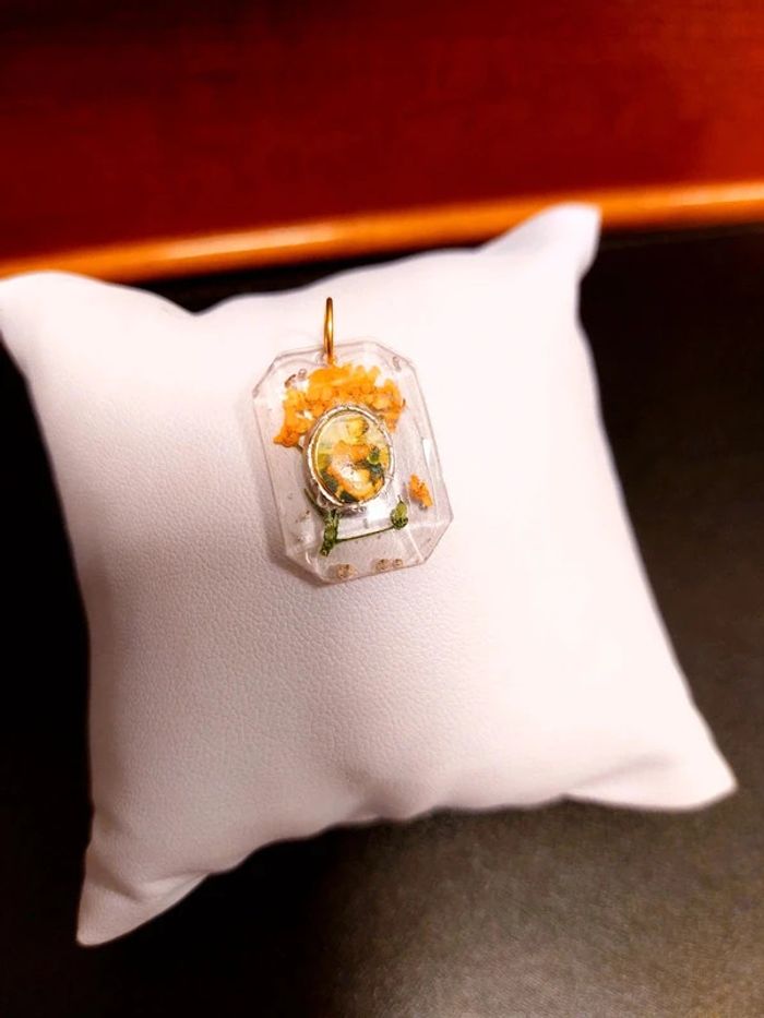 Magnifique pendentif en résine avec médaille religieuse de Saint - photo numéro 3