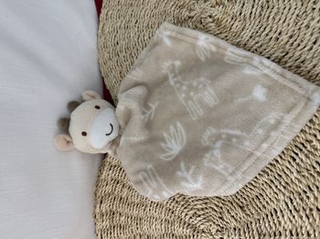 doudou girafe à imprimé animal et texture côtelée