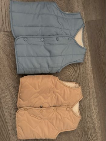 Lot de 2 doudounes sans manches