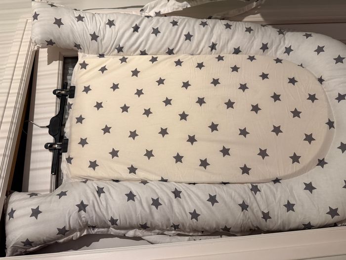 Cocon Nid Bébé / Réducteur de lit – MODA – étoiles gris - photo numéro 8