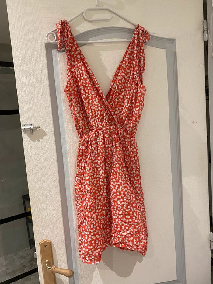Robe d’été rouge à fleurs blanches