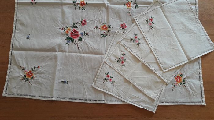 Linge de table : Carré et 4 serviettes de table, blanc avec broderie de fleurs - photo numéro 2