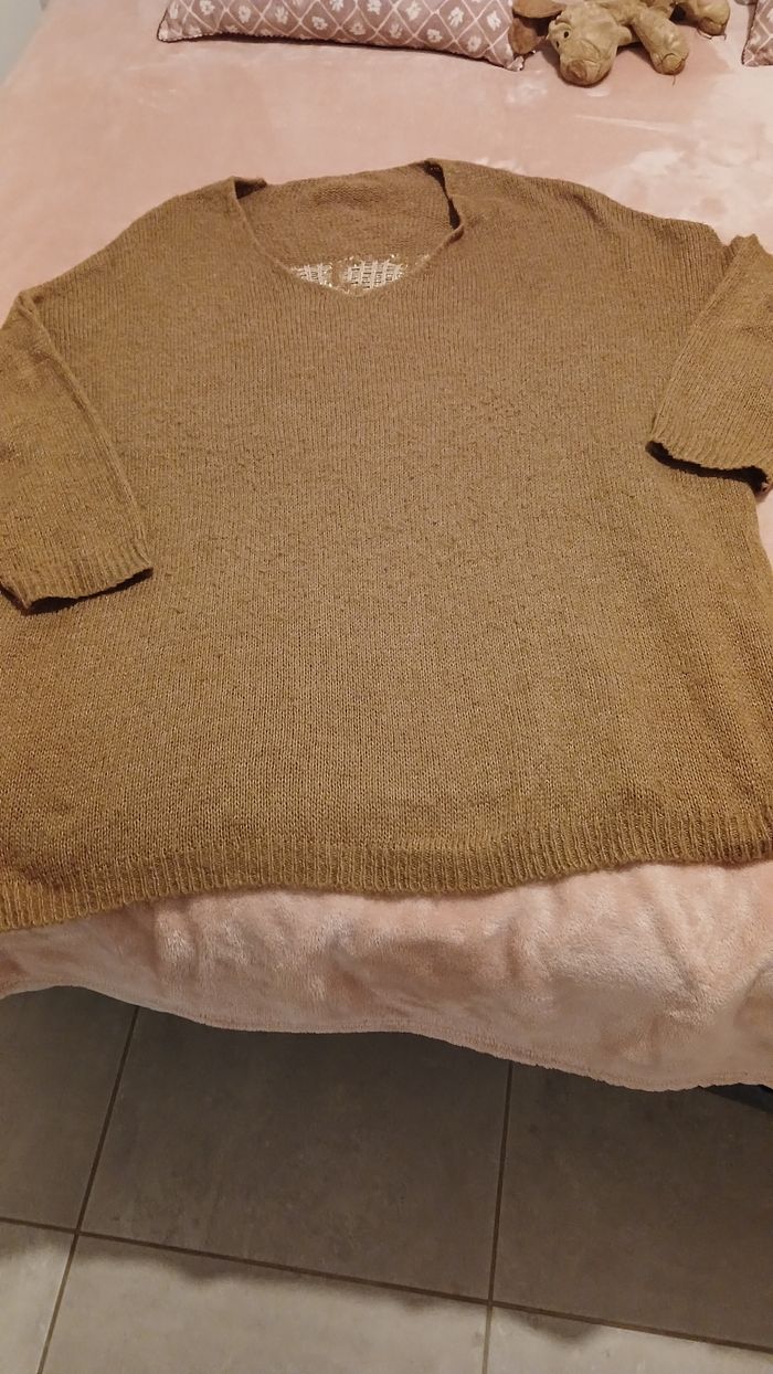 Tunique col V. Marron avec fantaisie dorée dans le dos - photo numéro 5