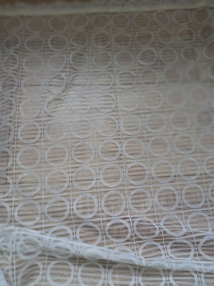 Un voilage blanc vintage avec des cercles - photo numéro 2