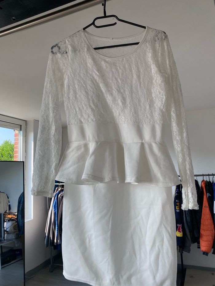 Robe blanche à dentelle - photo numéro 2