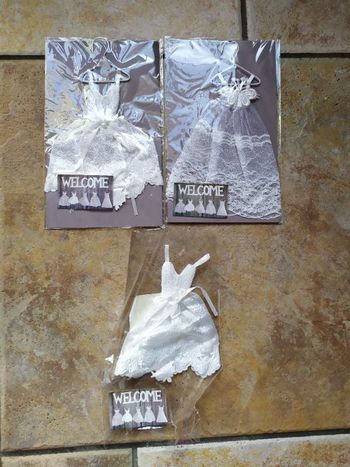 Décorations mini robes de mariées neuves