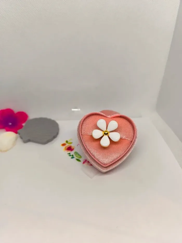 Bague dorée avec fleur blanche nacrée - photo numéro 10
