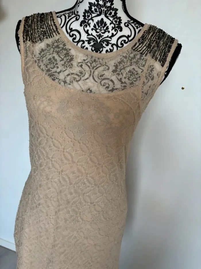 Petite robe en dentelle doublée taille 36 - photo numéro 2