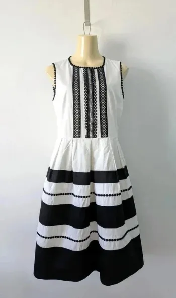 Robe chic avec broderie - 123 - taille 38