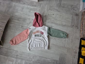 Sweat-Shirt à capuche  Taille 6 ans